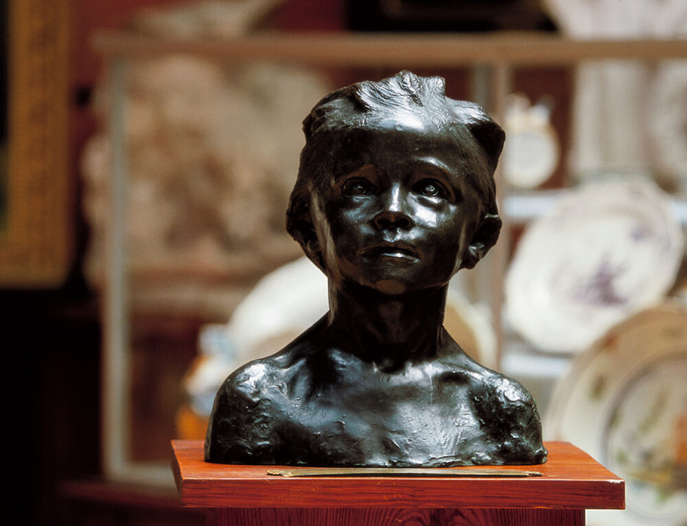 Le Buste de la Petite Châtelaine retrouve sa place au musée
