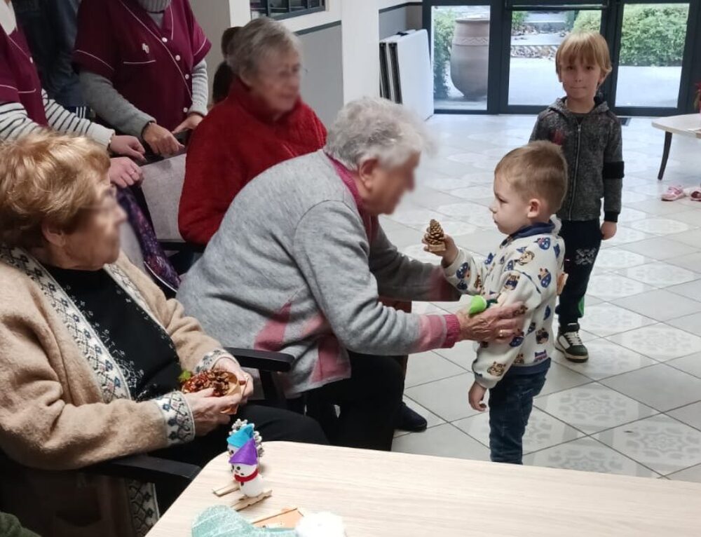 Les enfants apportent joie et sourires aux résidents