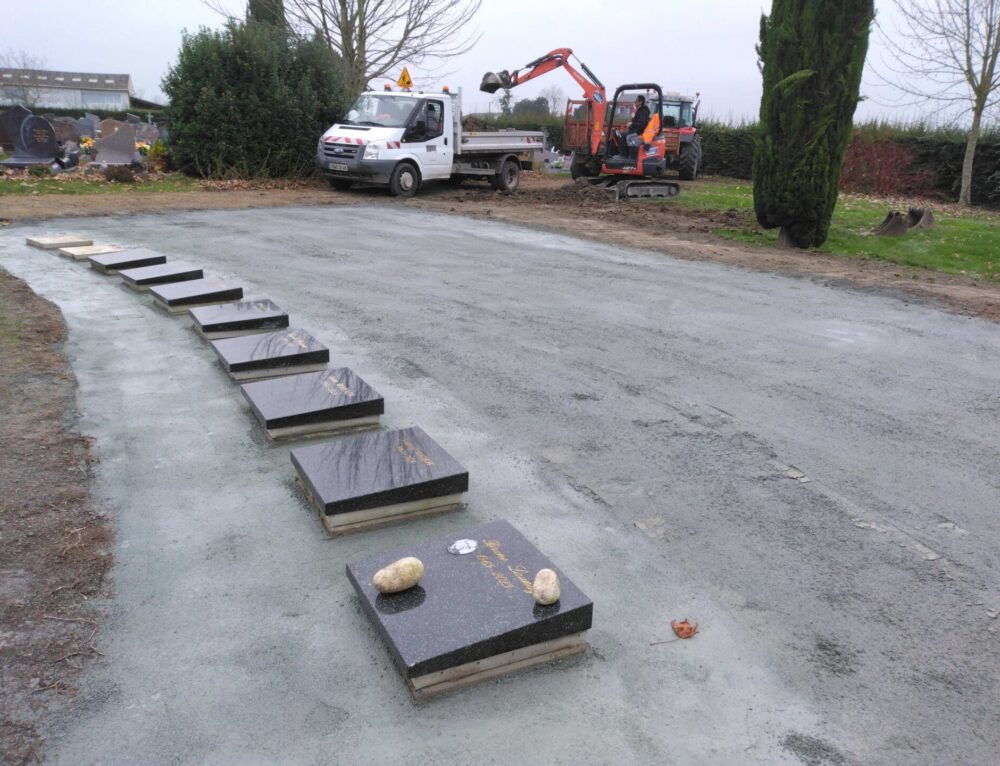 Pose de gazon synthétique au cimetière de Beaufort