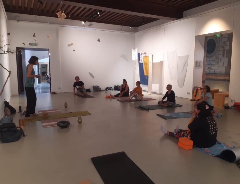 Première séance de yoga au musée Joseph-Denais